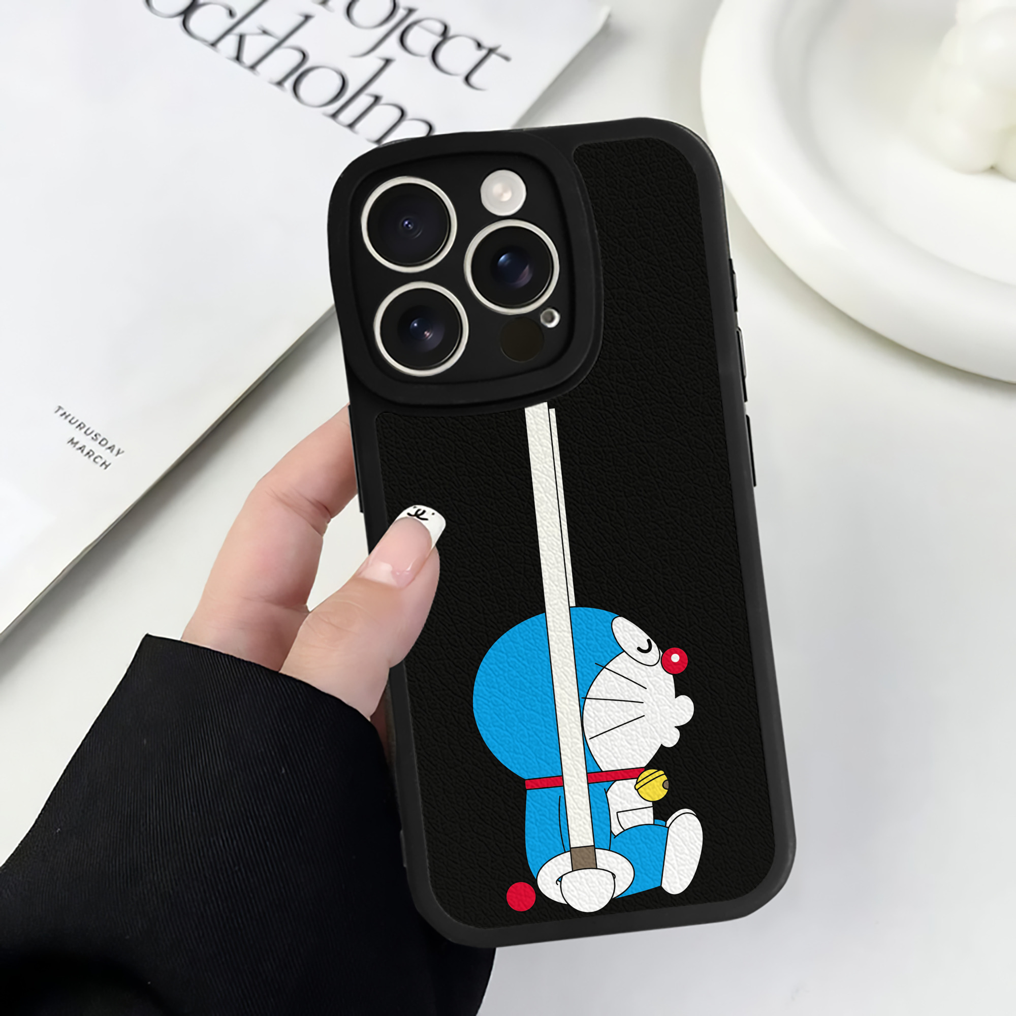 （画像用） ドラえもん Doraemon 【iPhone 16シリーズ対応】シリコンスマホケース（レザー調） 材質：シリコン